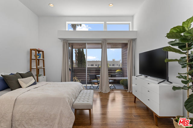 333 S Wilton Place, Los Angeles CA: https://media.crmls.org/mediaz/b56f04d8-53fa-4748-8968-c79e50a06b42.jpg