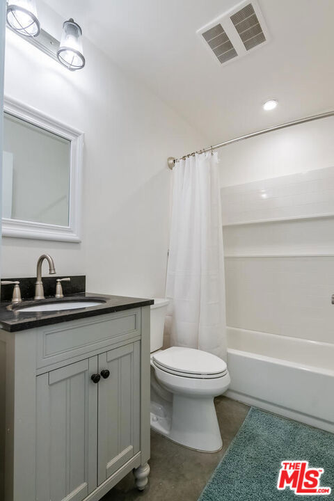 1710 Santa Paula Place, Glendale CA: https://media.crmls.org/mediaz/b5704d68-c4cb-4971-aaa8-910ae3bb4cf1.jpg