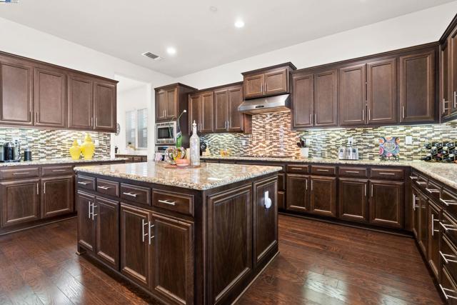 4440 Pine Mountain Way, Dublin CA: https://media.crmls.org/mediaz/b57100e6-a2ff-426b-8100-cc8cc89bdde1.jpg