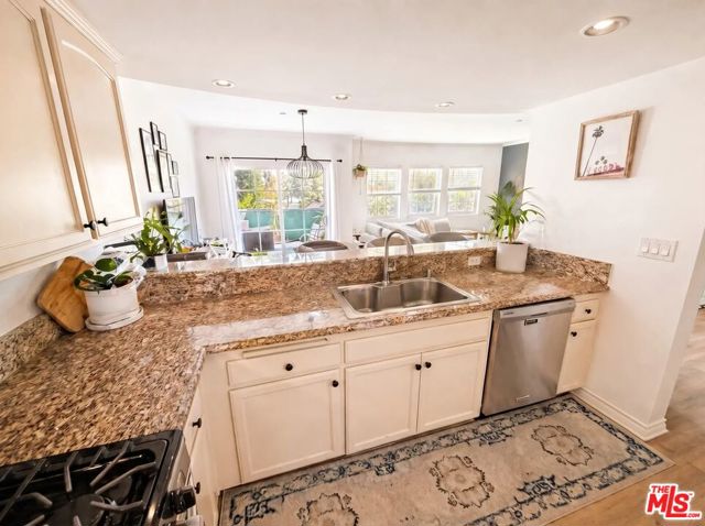 4832 Whitsett Avenue, 203 photo 8