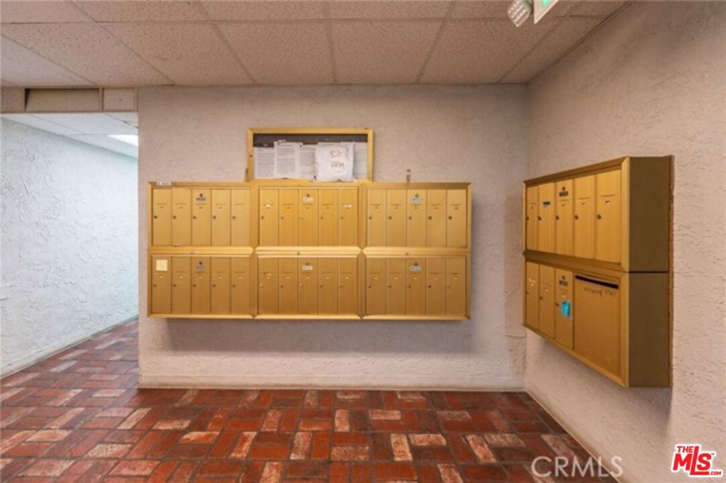 https://media.crmls.org/mediaz/b5729998-0e20-4e7d-b29f-6353a4bbf735.jpg?preset=X-Large