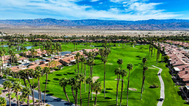 38849 Palm Valley Drive, Palm Desert CA: https://media.crmls.org/mediaz/b572dc4c-ff8d-4252-b6cb-d8ade1b7b918.jpg