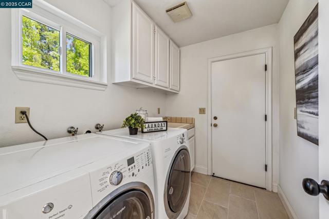 22 Ranger Ct, Alamo CA: https://media.crmls.org/mediaz/b5733e14-a5ef-4ac4-80d9-1d9298955260.jpg