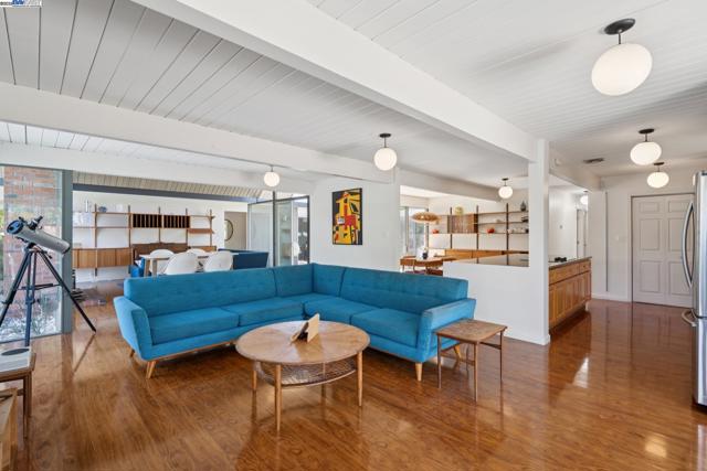 3767 Gainsborough Dr, Concord CA: https://media.crmls.org/mediaz/b573bbb8-4e50-44b9-890f-6bf4fe25ac19.jpg