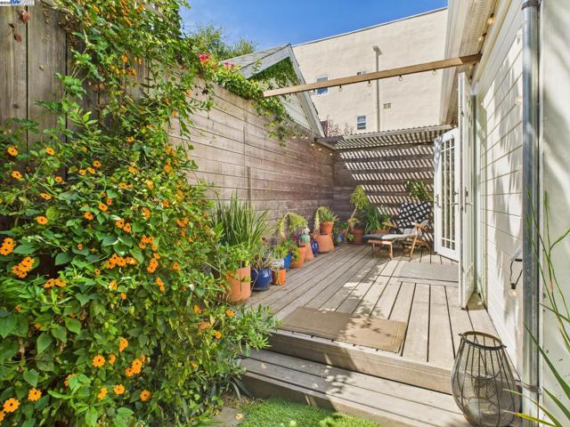 1709 Myrtle St, Oakland CA: https://media.crmls.org/mediaz/b574cc2d-d709-46ec-a381-4618aa834c51.jpg