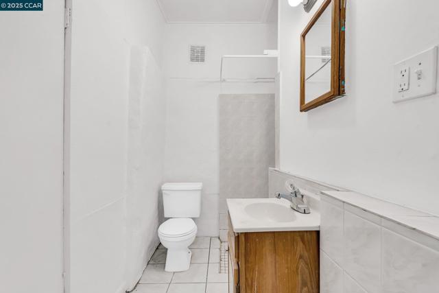 2150 35Th Ave, Oakland CA: https://media.crmls.org/mediaz/b5755e4c-c4fb-4df0-8716-cc9e979143b5.jpg