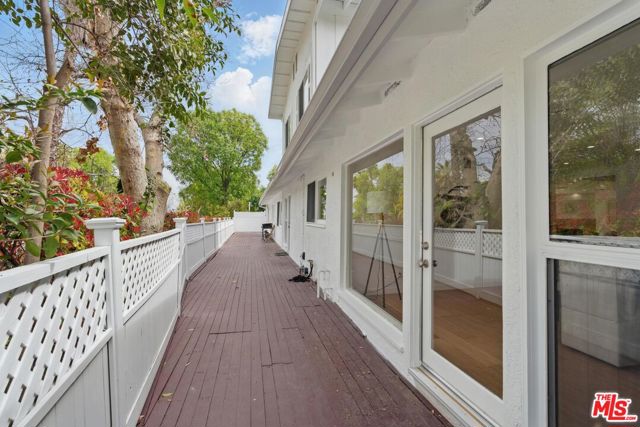 5220 Melvin Avenue, Tarzana CA: https://media.crmls.org/mediaz/b575e8ca-3124-47dd-b486-bda437f5c951.jpg