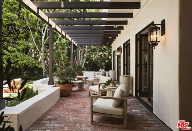 624 N Arden Drive, Beverly Hills CA: https://media.crmls.org/mediaz/b5762a06-bdbb-4005-a087-57bc2403ec03.jpg