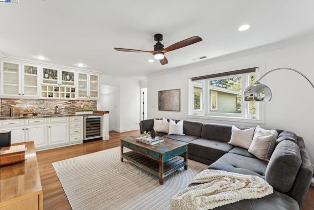 4613 Mirador Dr, Pleasanton CA: https://media.crmls.org/mediaz/b576f674-fdd7-4d93-b01d-31b5efc35992.jpg