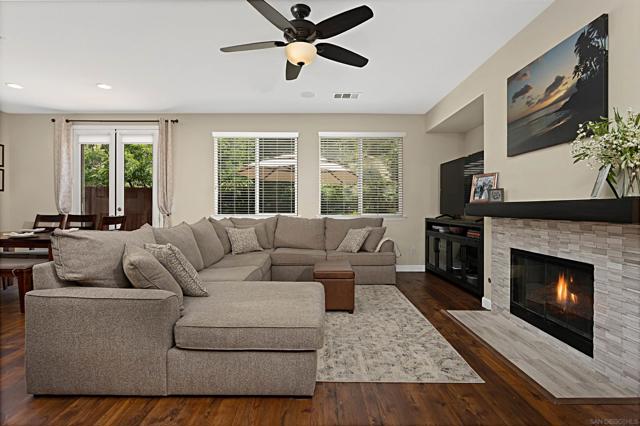 1104 Parkview Dr, Oceanside CA: https://media.crmls.org/mediaz/b5771928-bdca-4ecc-8e0b-99705f843272.jpg