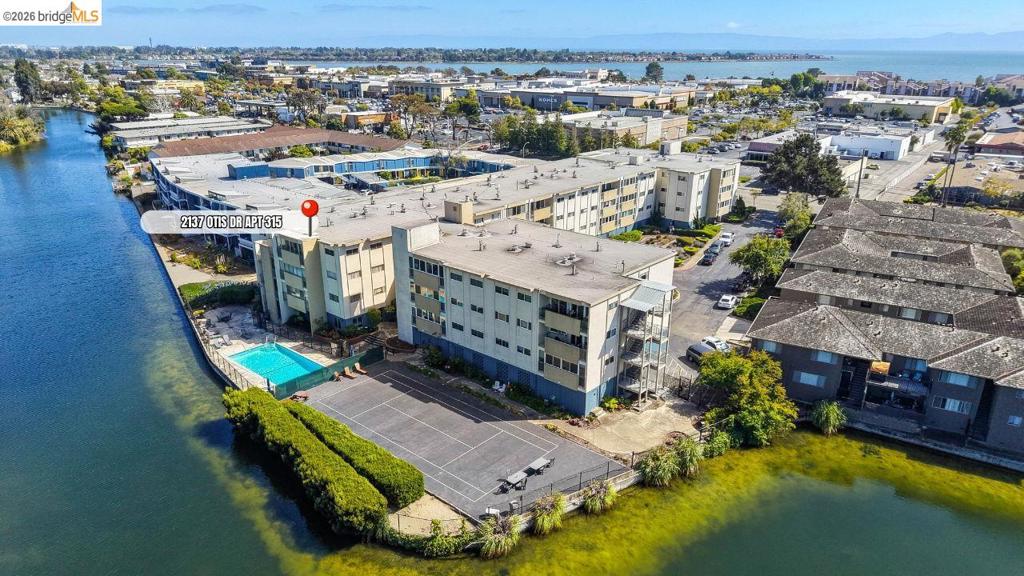https://media.crmls.org/mediaz/b57852e4-e9de-4b4b-bf8b-9f642c39c494.jpg?preset=X-Large