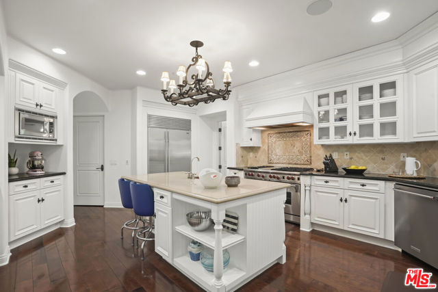 18414 Corazon Circle, Tarzana CA: https://media.crmls.org/mediaz/b5799449-0be9-4b7c-8269-75c839dbc7e1.jpg