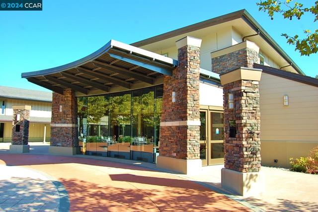 2748 Tice Creek Dr, Walnut Creek CA: https://media.crmls.org/mediaz/b57e9c1e-c23a-4b9d-a664-daacc74d1ae5.jpg