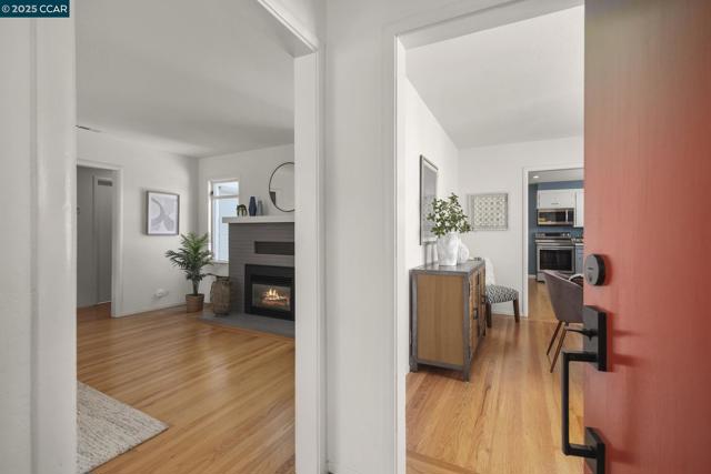 909 Elm St, El Cerrito CA: https://media.crmls.org/mediaz/b57f4422-050c-4654-8484-8c2b145a407f.jpg