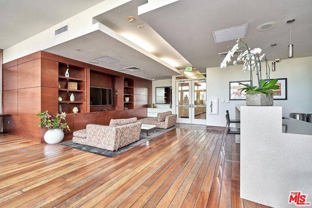 1155 S Grand Avenue, Los Angeles CA: https://media.crmls.org/mediaz/b57fae1f-765f-4009-b678-18a601a72a79.jpg