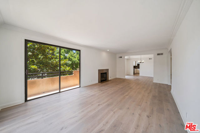 8865 Alden Drive, Los Angeles CA: https://media.crmls.org/mediaz/b57faf95-1264-4919-8102-6e4fdd3db57c.jpg