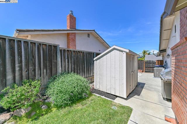 7864 Fairoaks Dr, Pleasanton CA: https://media.crmls.org/mediaz/b58051f5-a64f-4f21-a7c8-6dbd355292a0.jpg