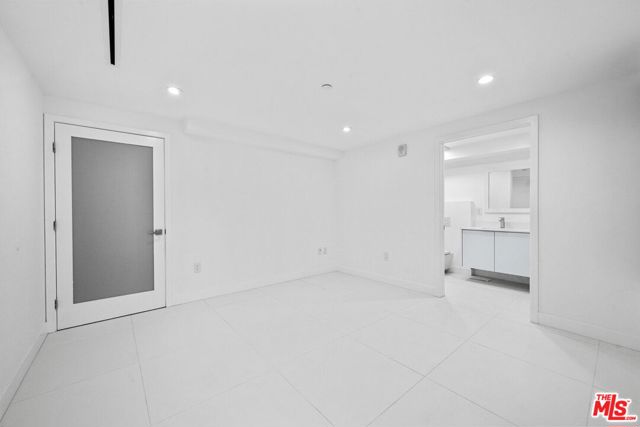 621 N Kings Road, West Hollywood CA: https://media.crmls.org/mediaz/b5815cb0-56ad-45ac-89ac-2ef6661793e9.jpg