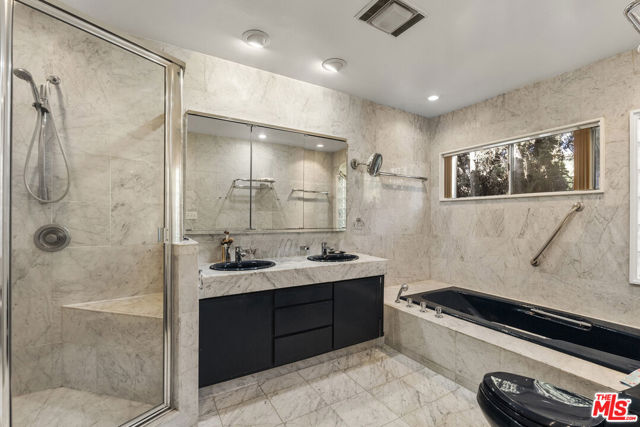 2252 Gloaming Way, Beverly Hills CA: https://media.crmls.org/mediaz/b582212b-5916-4ef6-a261-49f37d5f093e.jpg