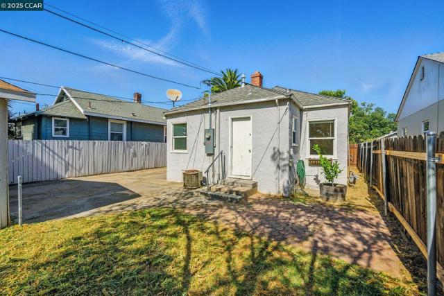 3832 33rd St, Sacramento CA: https://media.crmls.org/mediaz/b58227a6-5322-4e9e-8980-d1cbaf217f10.jpg