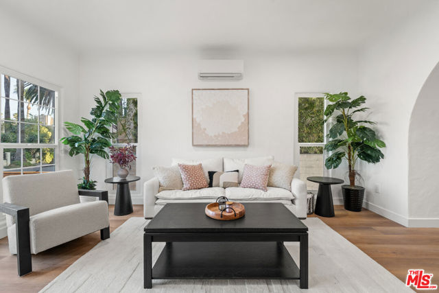 509 N Hobart Boulevard, Los Angeles CA: https://media.crmls.org/mediaz/b58245c2-99a7-4ffd-a9fa-b090e8cb9391.jpg