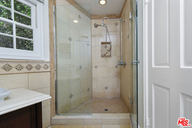 15474 Loom Place, Sherman Oaks CA: https://media.crmls.org/mediaz/b582c51f-a665-41c9-ba68-607e1d5ca096.jpg