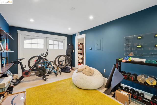 946 Alma Pl, Oakland CA: https://media.crmls.org/mediaz/b582dc0b-4e28-447f-b56c-41fdc035d419.jpg