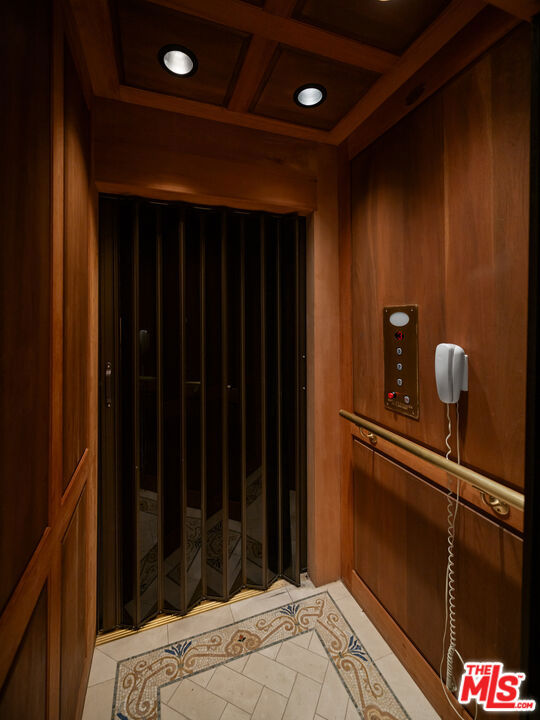 1021 N Crescent Drive, Beverly Hills CA: https://media.crmls.org/mediaz/b5831124-70a4-46db-b4d9-42972d5eeeb5.jpg