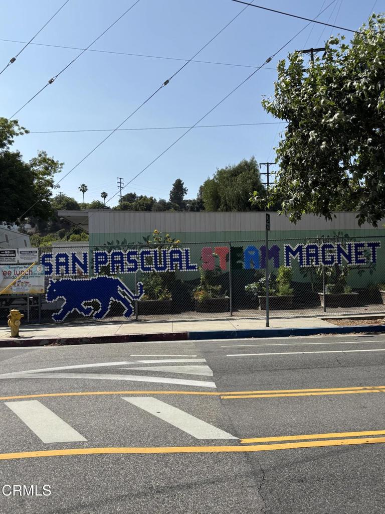 https://media.crmls.org/mediaz/b58354dc-7d98-445d-923b-d37311516e13.jpg?preset=X-Large