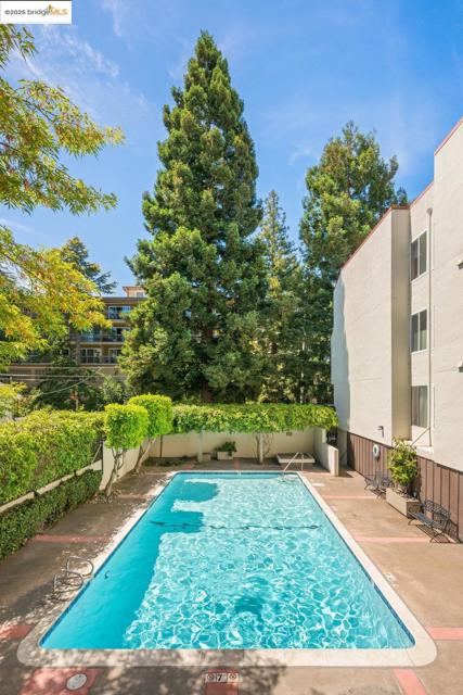 250 Whitmore St, Oakland CA: https://media.crmls.org/mediaz/b5845a99-0ad6-4134-816b-bda611d7f9c3.jpg