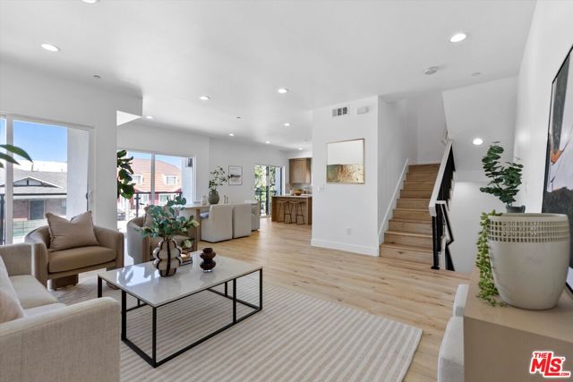 542 1/2 N Serrano Avenue, Los Angeles CA: https://media.crmls.org/mediaz/b5854cf2-c9e4-406c-bda8-8f9da1042a37.jpg