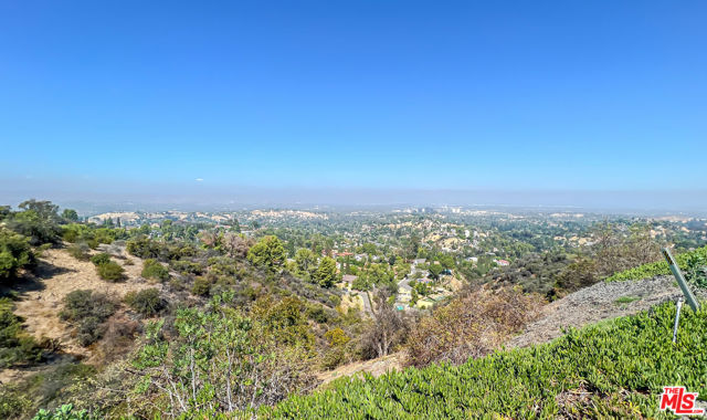117 Navajo Lane, Topanga CA: https://media.crmls.org/mediaz/b585ce22-398f-4e30-8303-93a8eacc13d5.jpg