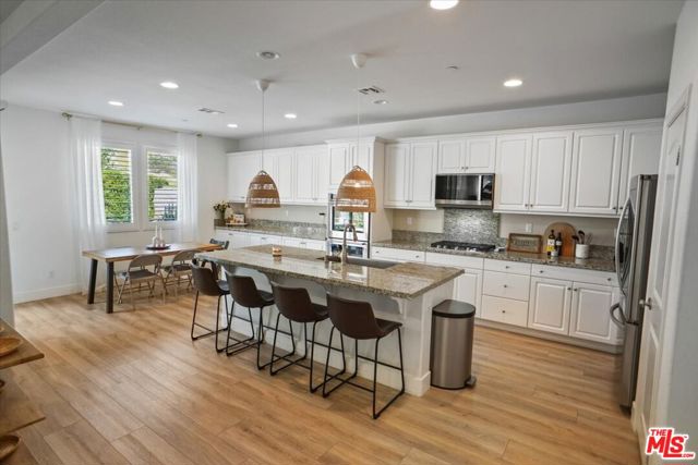 27336 Ellery Place, Santa Clarita CA: https://media.crmls.org/mediaz/b585d865-7590-4e15-8078-e11b0fd51fd4.jpg