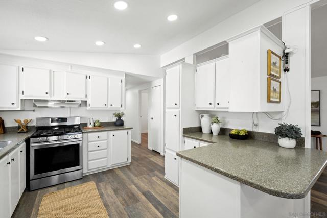 40110 Angora Ln, Temecula CA: https://media.crmls.org/mediaz/b58845ed-b9bf-4e39-8033-081cc3f60abc.jpg