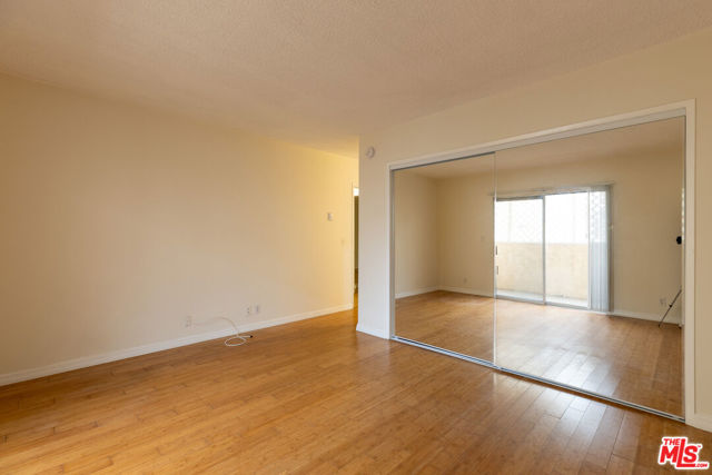 1033 6TH Street, Santa Monica CA: https://media.crmls.org/mediaz/b589d62c-8ef3-4065-a6bf-ffd63ac28b7d.jpg
