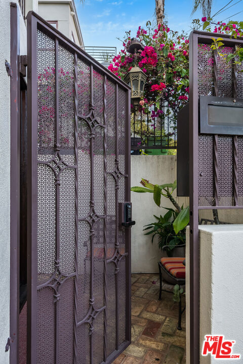 1925 Curson Place, Los Angeles CA: https://media.crmls.org/mediaz/b589dc4c-c2e8-41ef-8ddb-6761f3680555.jpg