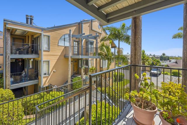 4006 Layang Layang Circle, Carlsbad CA: https://media.crmls.org/mediaz/b589fe4d-8c4c-4cd1-ab25-a7f80b3ce87d.jpg