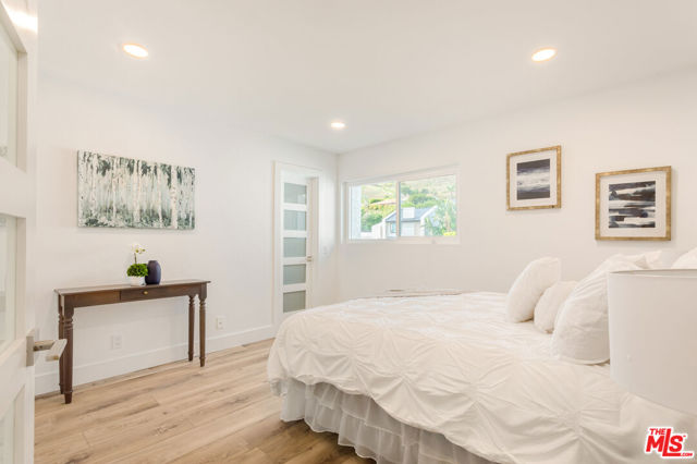 3536 Malibu Country Drive, Malibu CA: https://media.crmls.org/mediaz/b58a3d25-0dec-48fa-b846-72bc21aac431.jpg