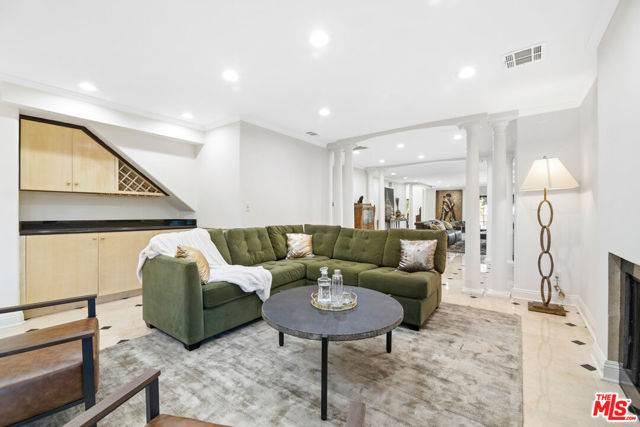 2461 Jupiter Drive, Los Angeles CA: https://media.crmls.org/mediaz/b58a5b7b-2610-4af0-a961-1f9baf15dce1.jpg