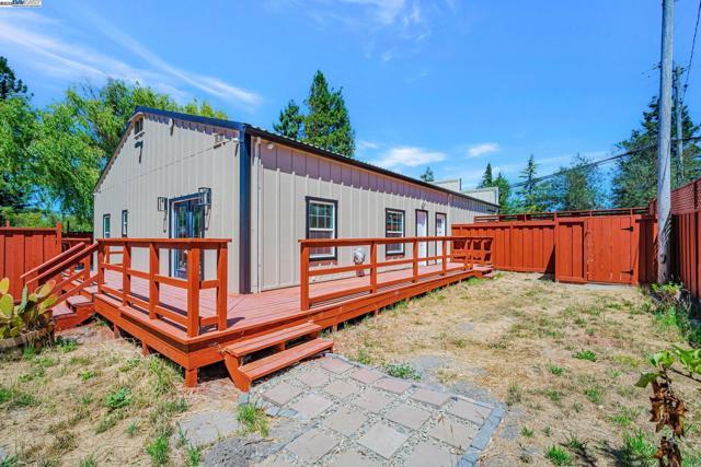 3920 Gravenstein Hwy, Sebastopol CA: https://media.crmls.org/mediaz/b58a7e18-167b-4310-b2e8-97b52586174e.jpg