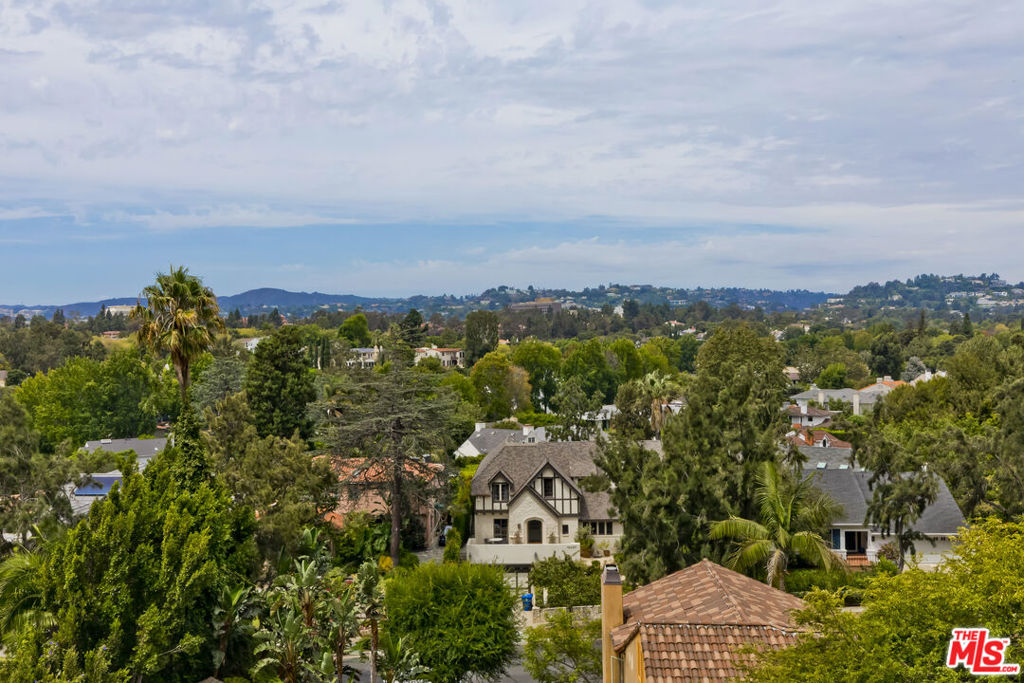 https://media.crmls.org/mediaz/b58b3866-b4e2-4928-8f22-2a4184ce9fa3.jpg?preset=X-Large