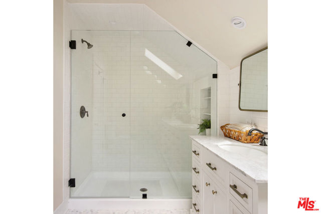 844 E Kensington Road, Los Angeles CA: https://media.crmls.org/mediaz/b58b854a-b566-46eb-a235-44e238ef3f22.jpg