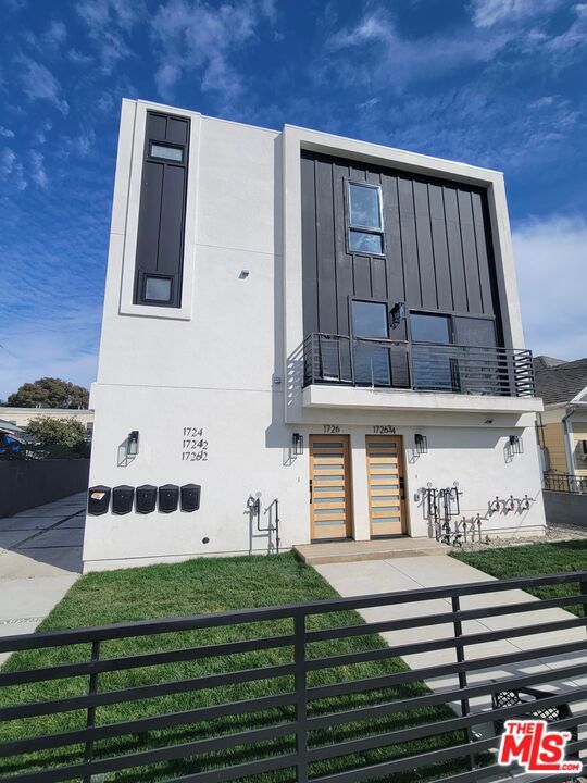1724 Menlo Avenue, Los Angeles CA: https://media.crmls.org/mediaz/b58ceae0-b509-4b14-8fa1-20ec1cee3b3b.jpg
