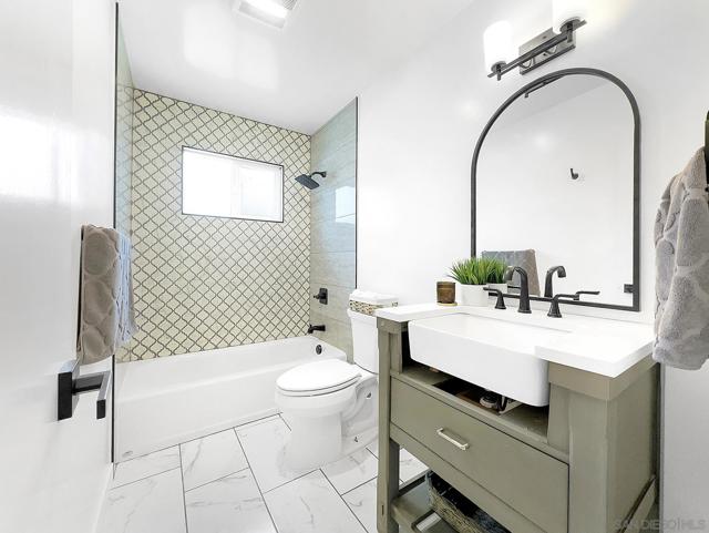 1427 Signal Ave, San Diego CA: https://media.crmls.org/mediaz/b58d5692-67df-415b-824a-2a76ecc10e2b.jpg