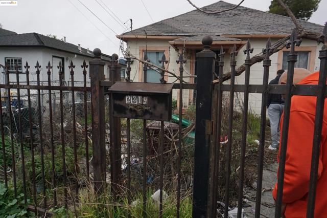 2319 92nd Ave, Oakland CA: https://media.crmls.org/mediaz/b58e91dc-38e4-43e6-af0f-d3efc65c7e1d.jpg