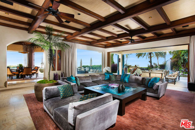 10066 Cielo Drive, Beverly Hills CA: https://media.crmls.org/mediaz/b58f8d0e-3761-48c4-be48-3642fc8e6042.jpg