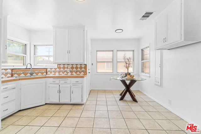 9710 Crenshaw Boulevard, Inglewood CA: https://media.crmls.org/mediaz/b58ff913-8330-4395-878e-44eff73647ab.jpg
