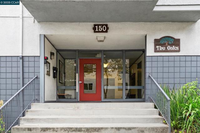 150 Pearl St, Oakland CA: https://media.crmls.org/mediaz/b5907395-8bfb-43c6-b9fc-5536cb9b7cb0.jpg