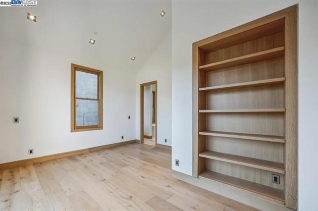 1208 Stanyan St, San Francisco CA: https://media.crmls.org/mediaz/b5909e82-2c7d-4414-8d18-a0e278571022.jpg