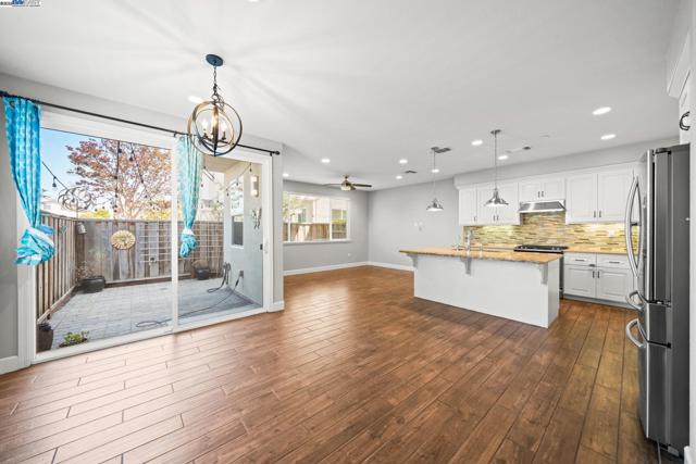 8563 Schooner Way, Newark CA: https://media.crmls.org/mediaz/b591656b-a2aa-4b69-a3d8-53a0863dee31.jpg